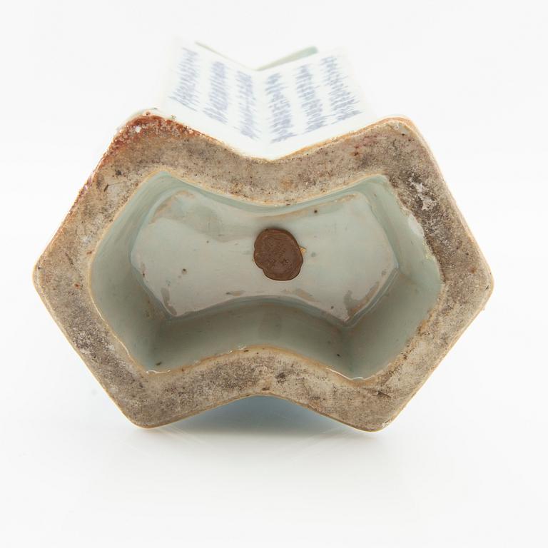 Vase, China late Qing porcelain.