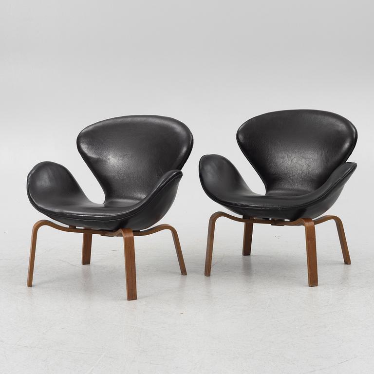 Arne Jacobsen, fåtöljer, ett par, modell 1166, ”Svanen”, Fritz Hansen, Danmark, 1900-talets andra hälft.