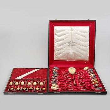 PARTI FÖRGYLLT SILVER, 31 delar, bl a L. Posen, Frankfurt, omkring sekelskiftet 1800/1900. Vikt 535 g.