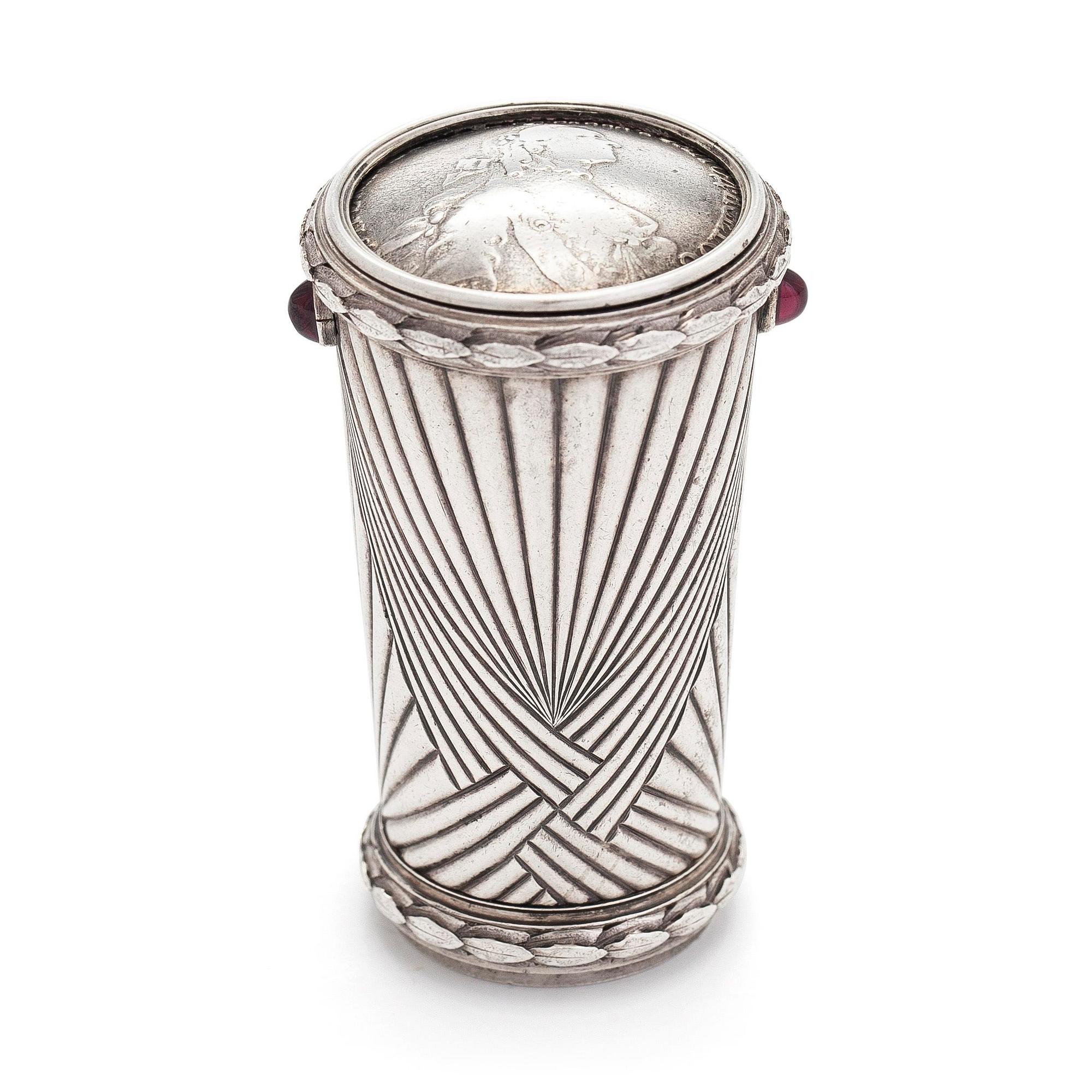 Päivänvarjonkahva, hopeaa, granaatit ja upotettu ruplan raha, Antti Nevalainen, Fabergé, Pietari 1899-1907.