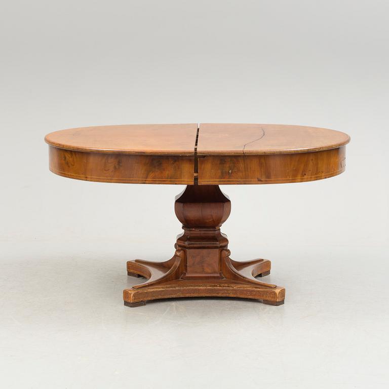 A late 19th century mahogony dining table with two extension leafs.