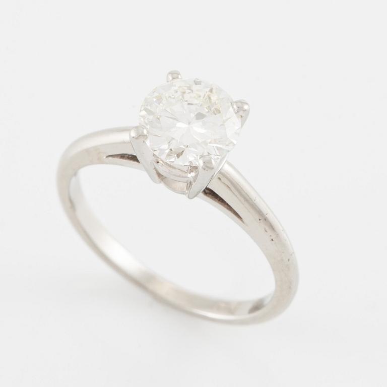 Ring, solitaire ring, 18K white gold with a brilliant-cut diamond approximately 1 ct.