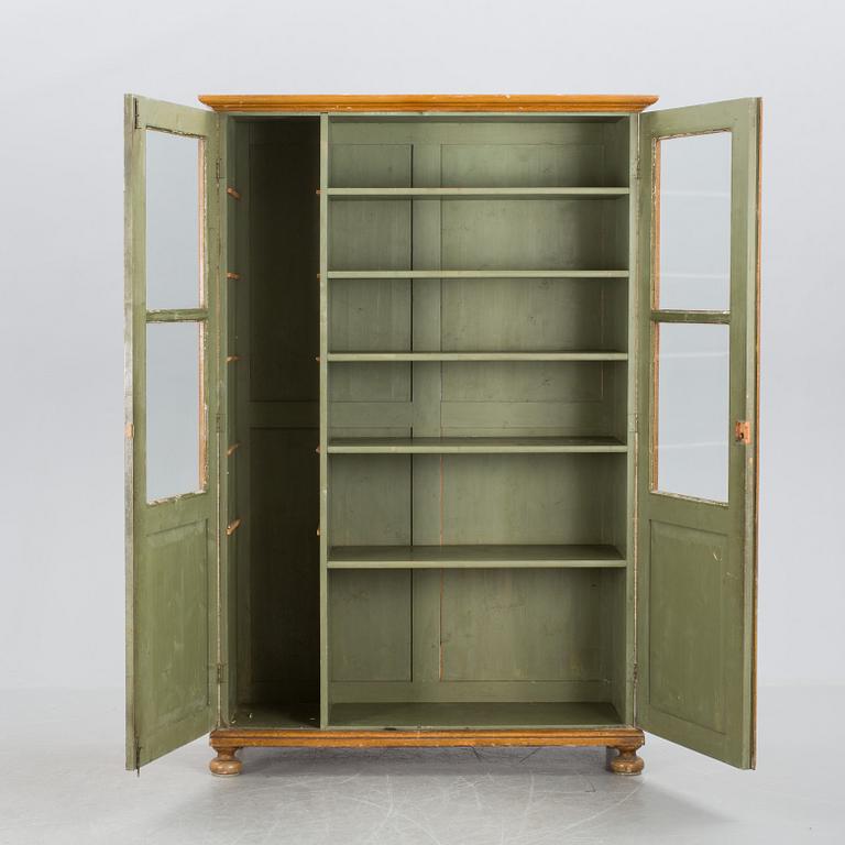 VITRINSKÅP, omkring sekelskiftet 1800/1900.