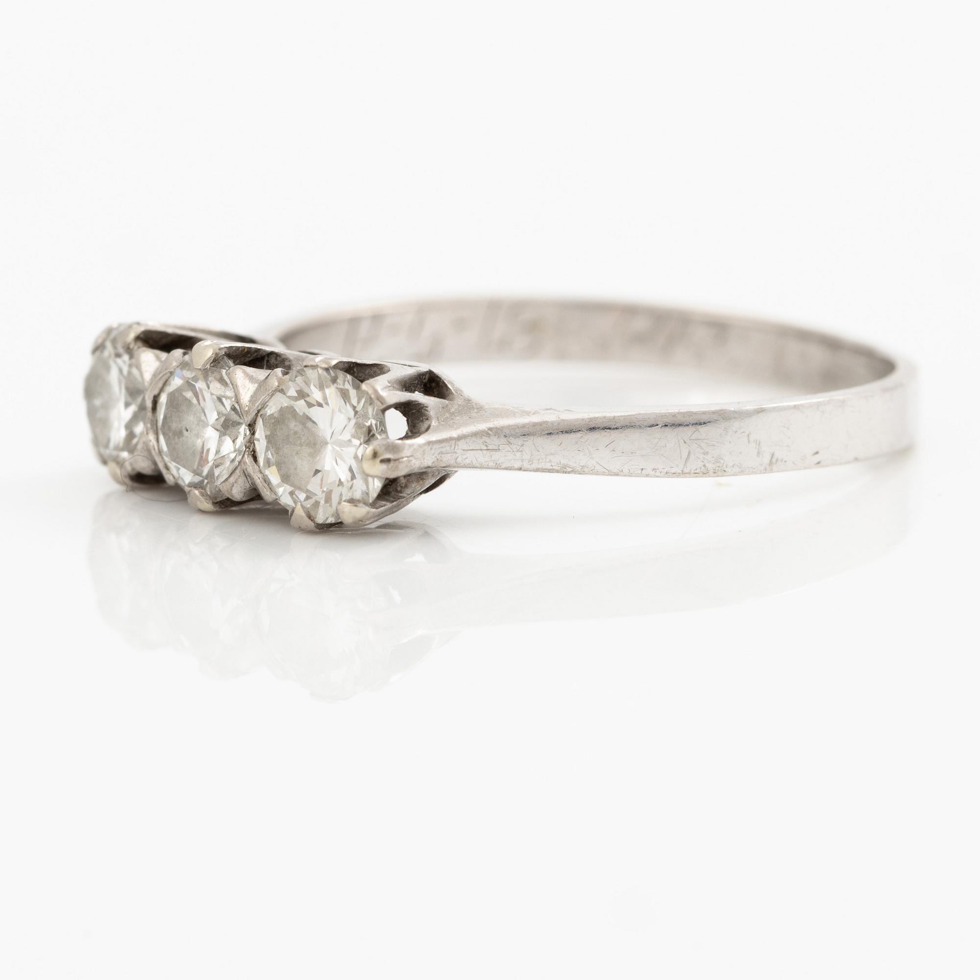 Ring, 18K white gold with three brilliant-cut diamonds totalling 0.92 ct.