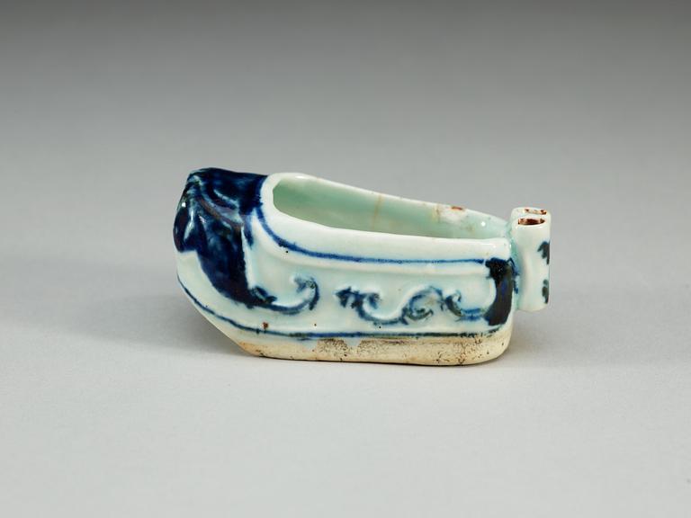 A shoe shaped blue and white brush pot, Ming dynasty, Tianqi (1621-27).