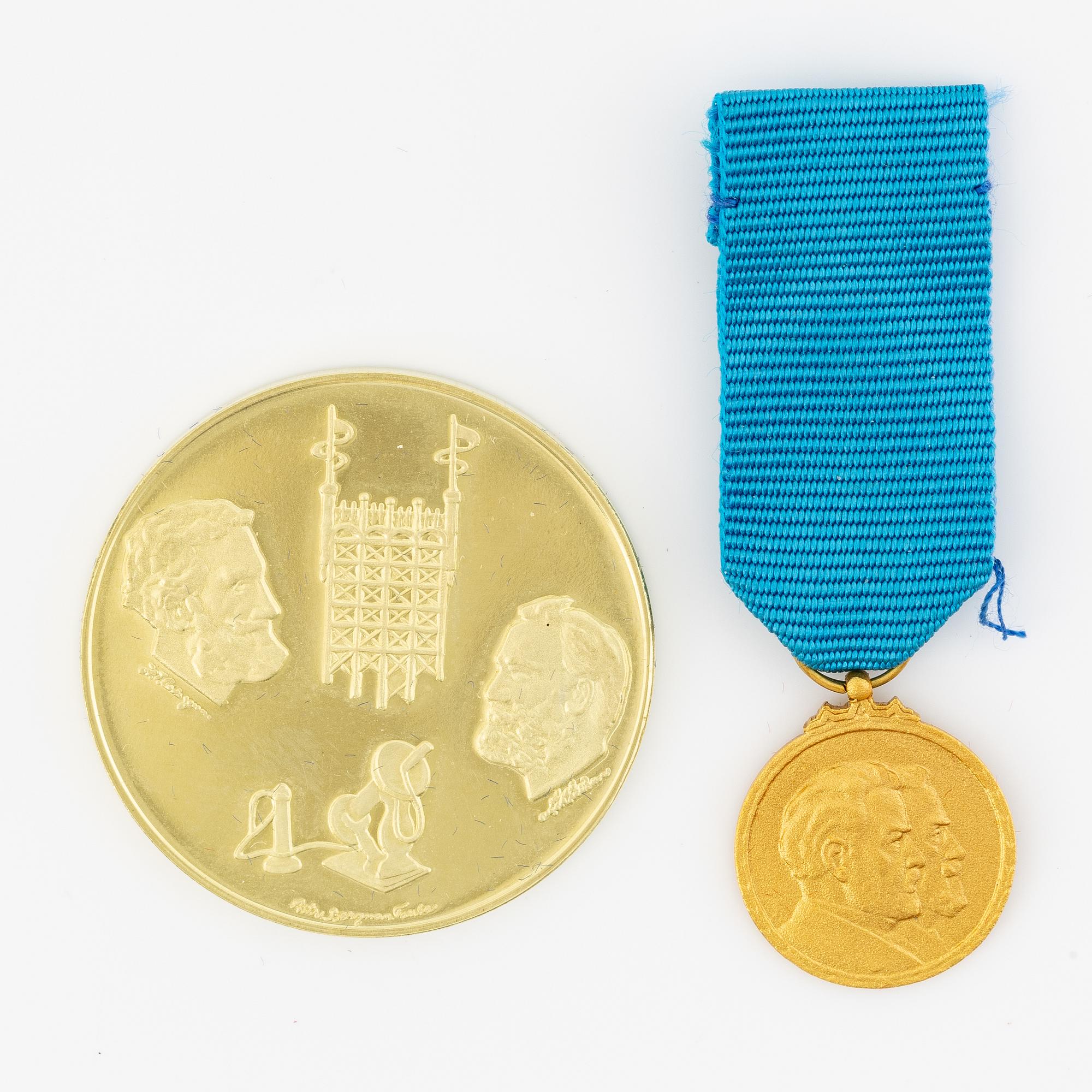 Guldmedalj samt miniatyr i guld, LM Ericson, 18K.