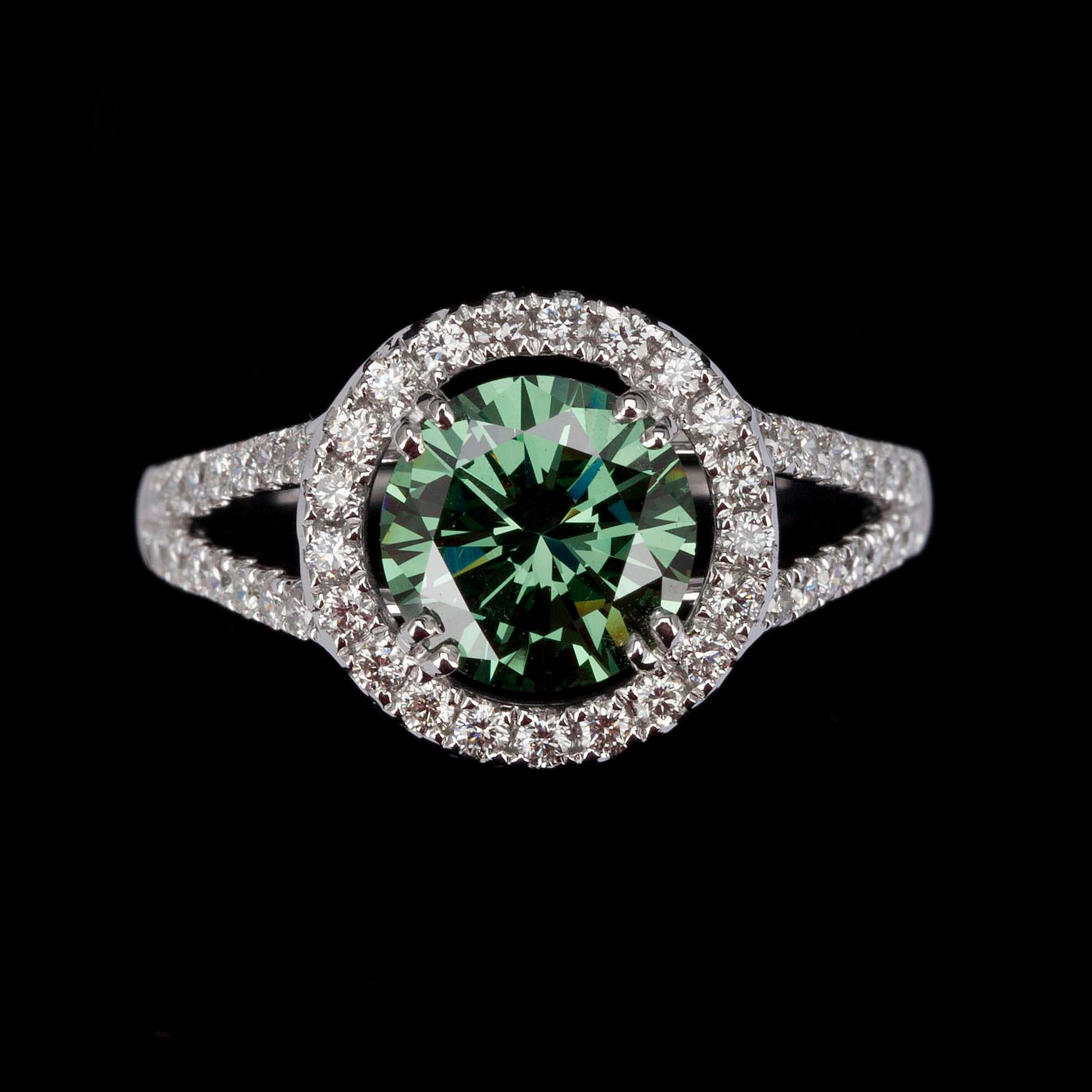 RING, vitguld 18K, briljantslipade små diamanter, tot. 0,53 ct, mittsten grön diamant 1,66 ct. Vikt 3,8 g.