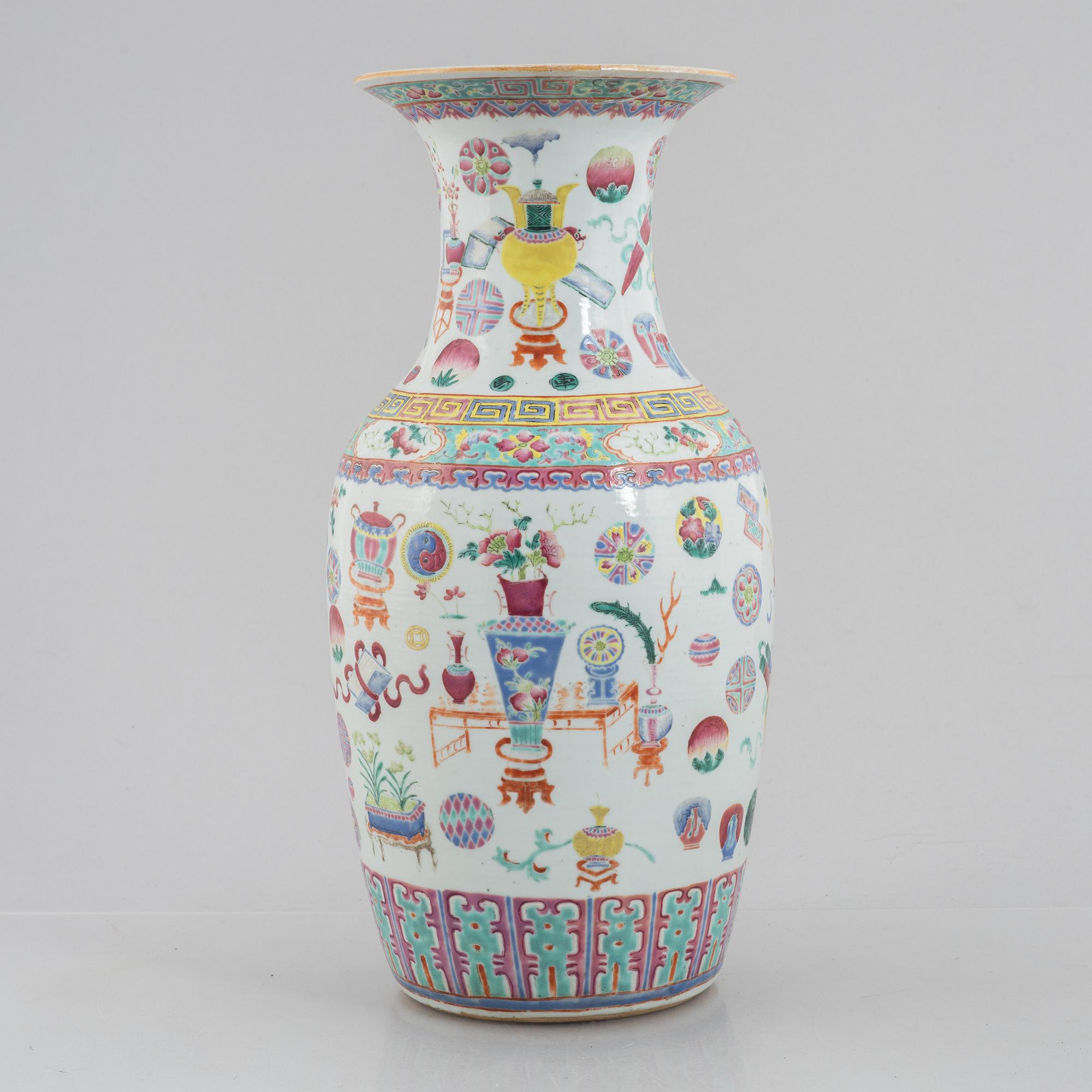 A Chinese porcelain vase, late Qing dynasty.