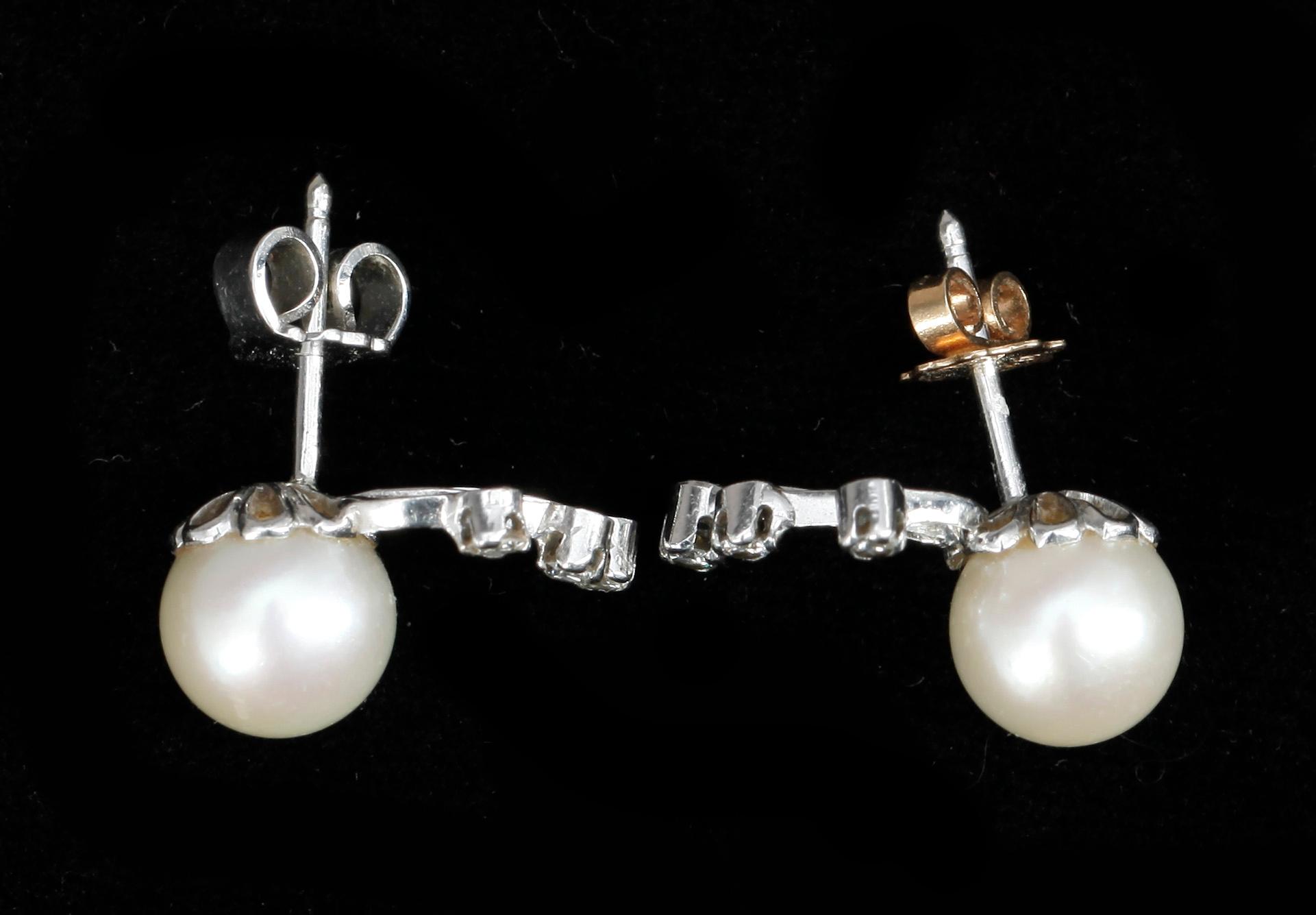 ÖRHÄNGEN, ett par, 18k vitguld med odlade saltvattenspärlor och briljantslipade diamanter tot ca0,12ct. Vikt ca4g.