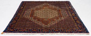 A Senneh carpet approx. 305 x 196 cm.