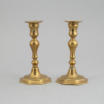 LJUSSTAKAR, ett par, brons, 1700-tal.