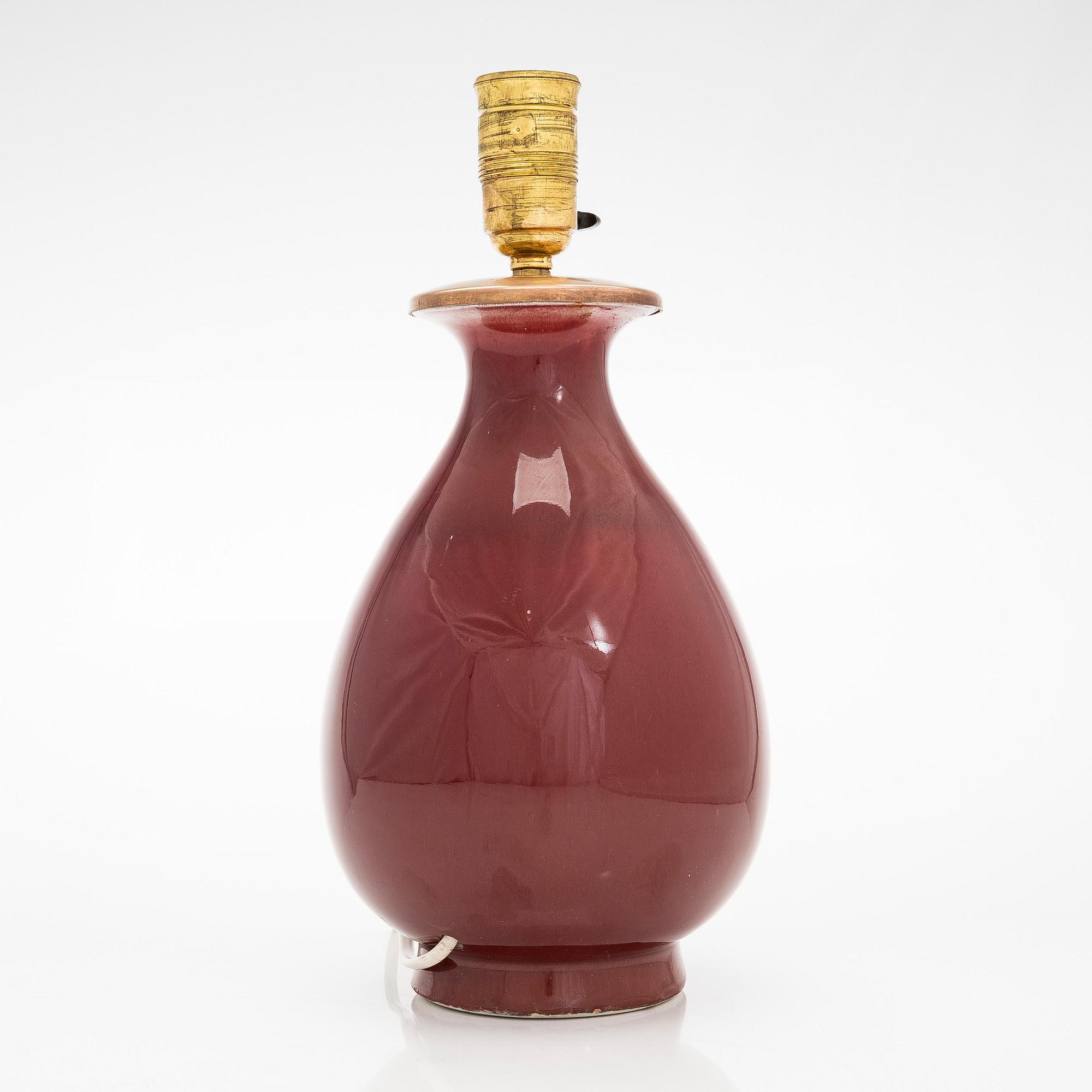 A Chinese porcelain urn converted into a table lamp, Qing dynasty.