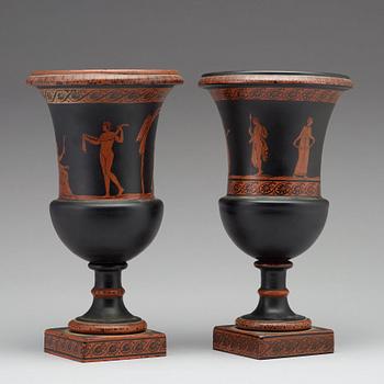 URNOR, två stycken, snarlika, glas. Senempire, 1800-talets andra hälft.