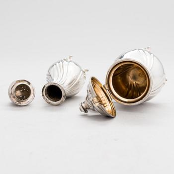 Ströare och senapsburk, silver, kontrollstämplad A. Tillander, Helsingfors 1926.
