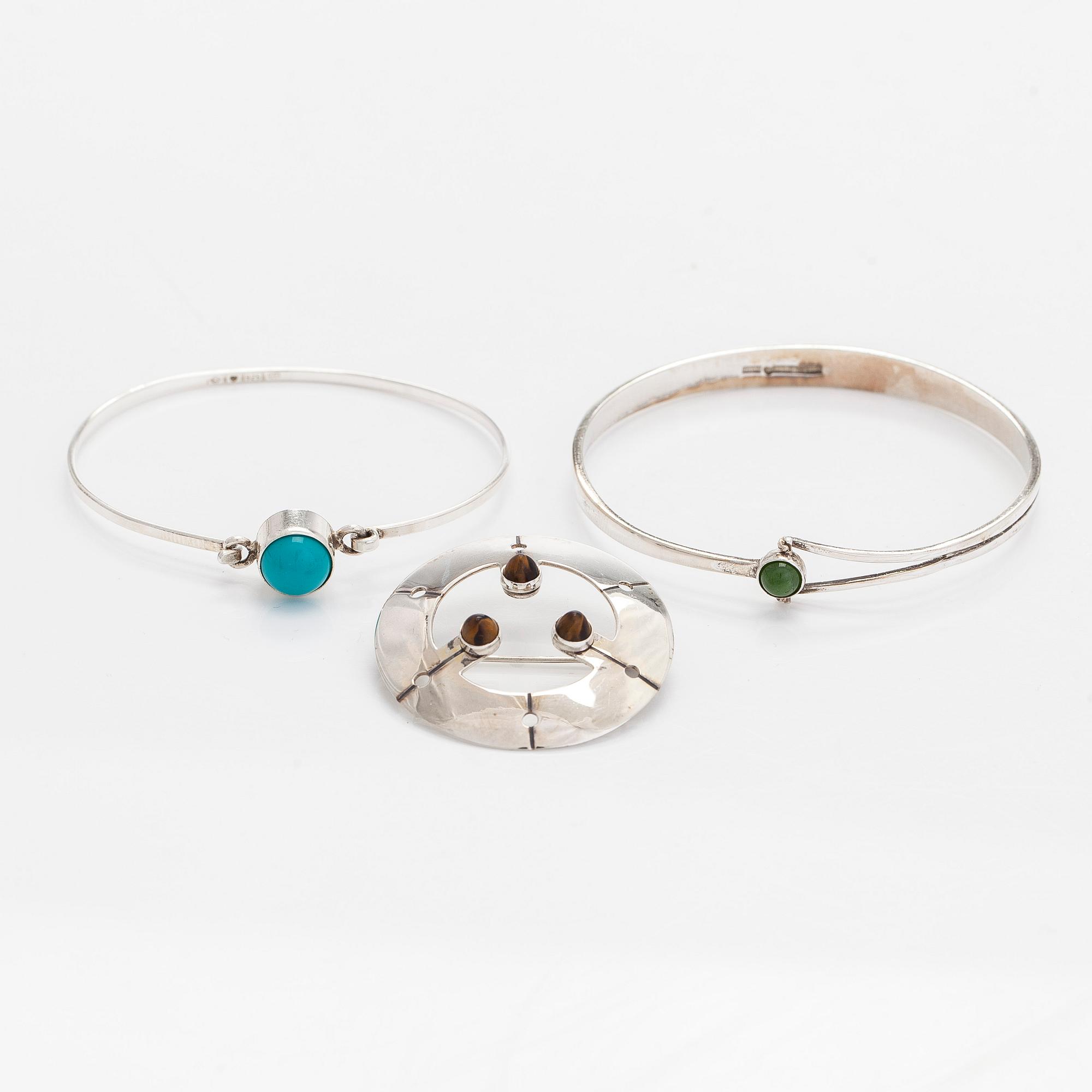 Rannekoruja, 2 kpl, sekä rintaneula, hopeaa ja värikiviä. Suomi 1958-1965.