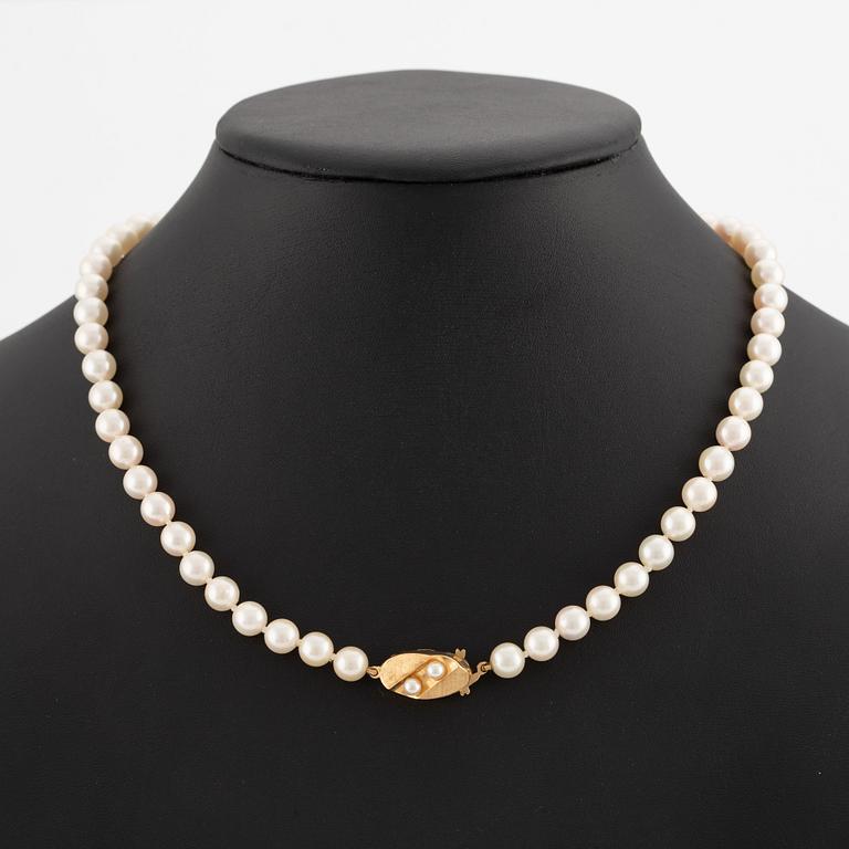 A necklace and a pair of earrings in 18K gold and cultured pearls.