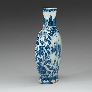 A blue and white moon flask, Qing dynasty, 19th Century.