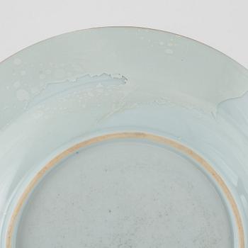 Vaser, ett par, porslin, Kina, 1900-tal samt tallrik, porslin, Kina, Qianlong (1736-95).