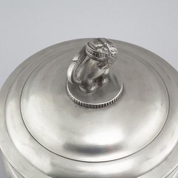 Terrin med lock, tenn, modell 277, Firma Svenskt Tenn, 1926. Lockknoppen troligtvis formgiven av Anna Petrus.