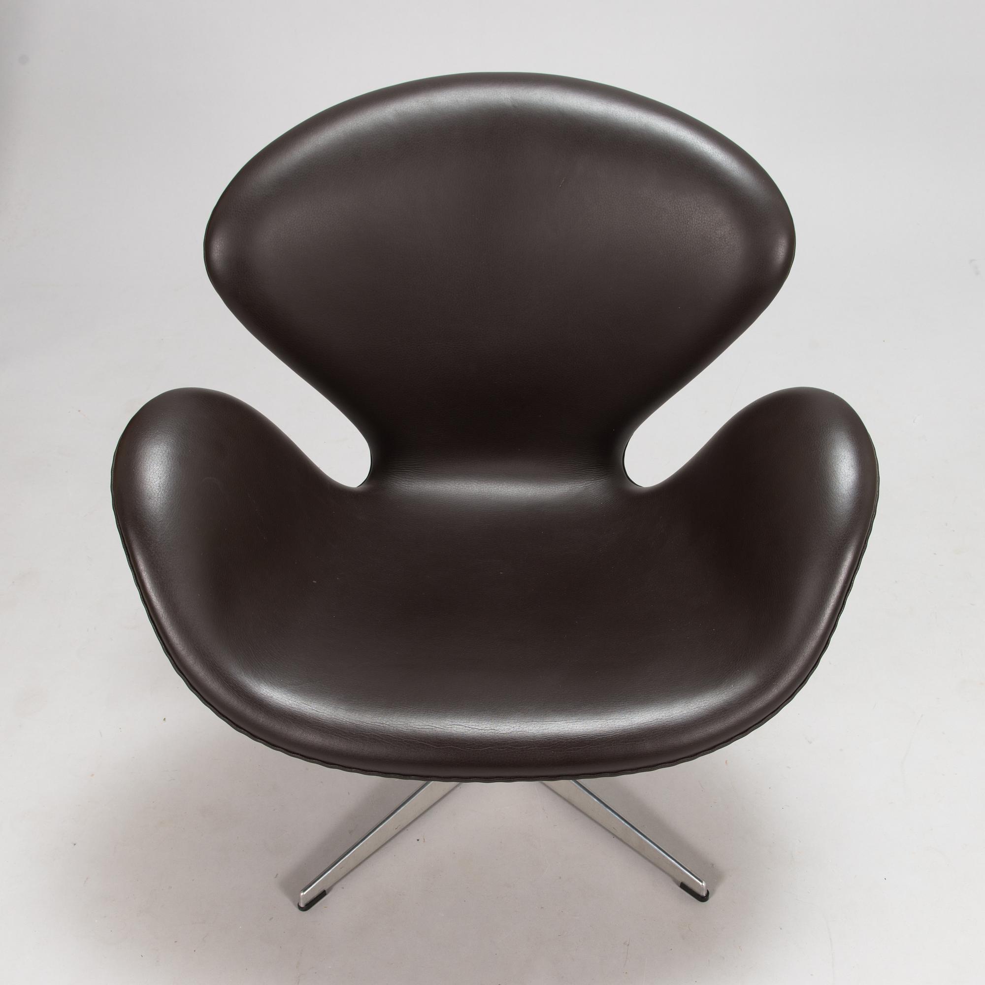 Arne Jacobsen, fåtölj, "Svanen" för Fritz Hansen, tillverkningsår 2008.