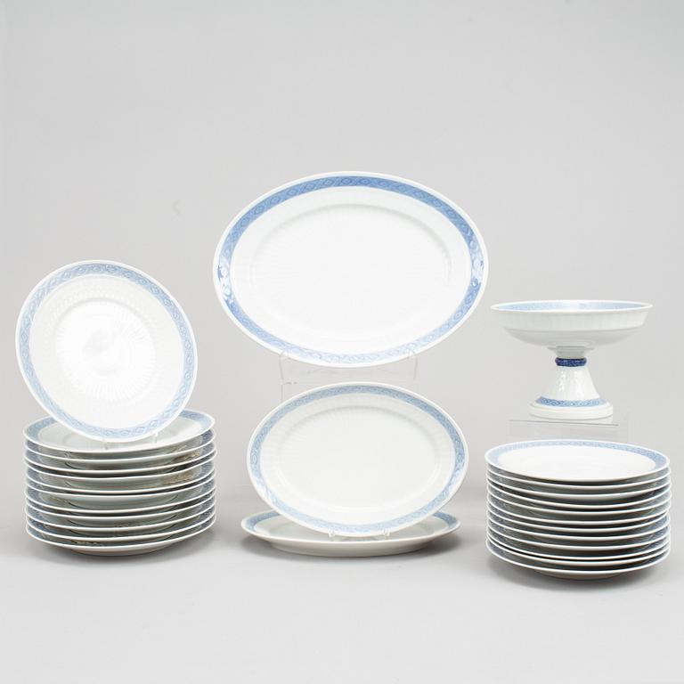 A Royal Copenhagen porcelain service "Blå vifte" by Arnold Krog, 28 pcs, Denmark.