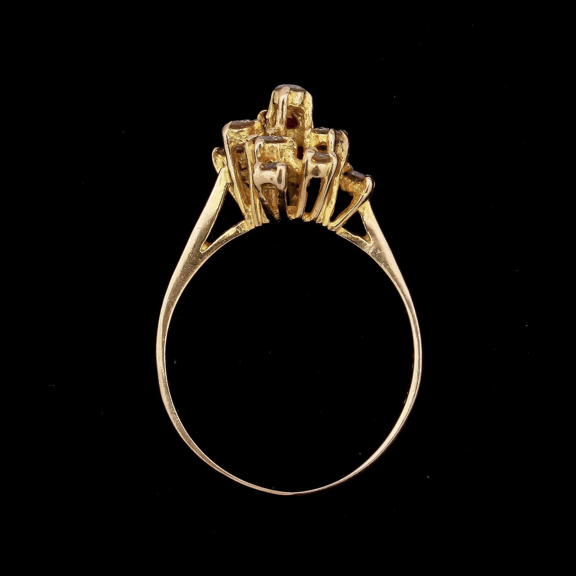 RING, 18k guld med 9 briljantslipade diamanter samt 2 rosa safirer. Vikt 2 g.