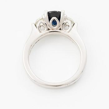 Ring 18K white gold with sapphire and brilliant-cut diamonds.