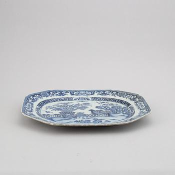 A blue and white serving dish, Qing dynasty, Qianlong (1736-95).