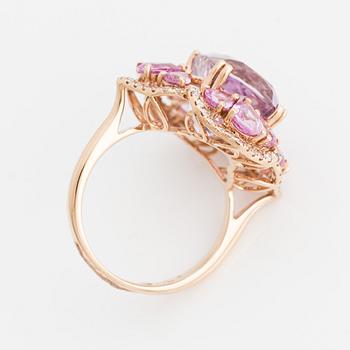 Ring, cocktail ring, with kunzite, pink sapphires, and brilliant-cut diamonds.