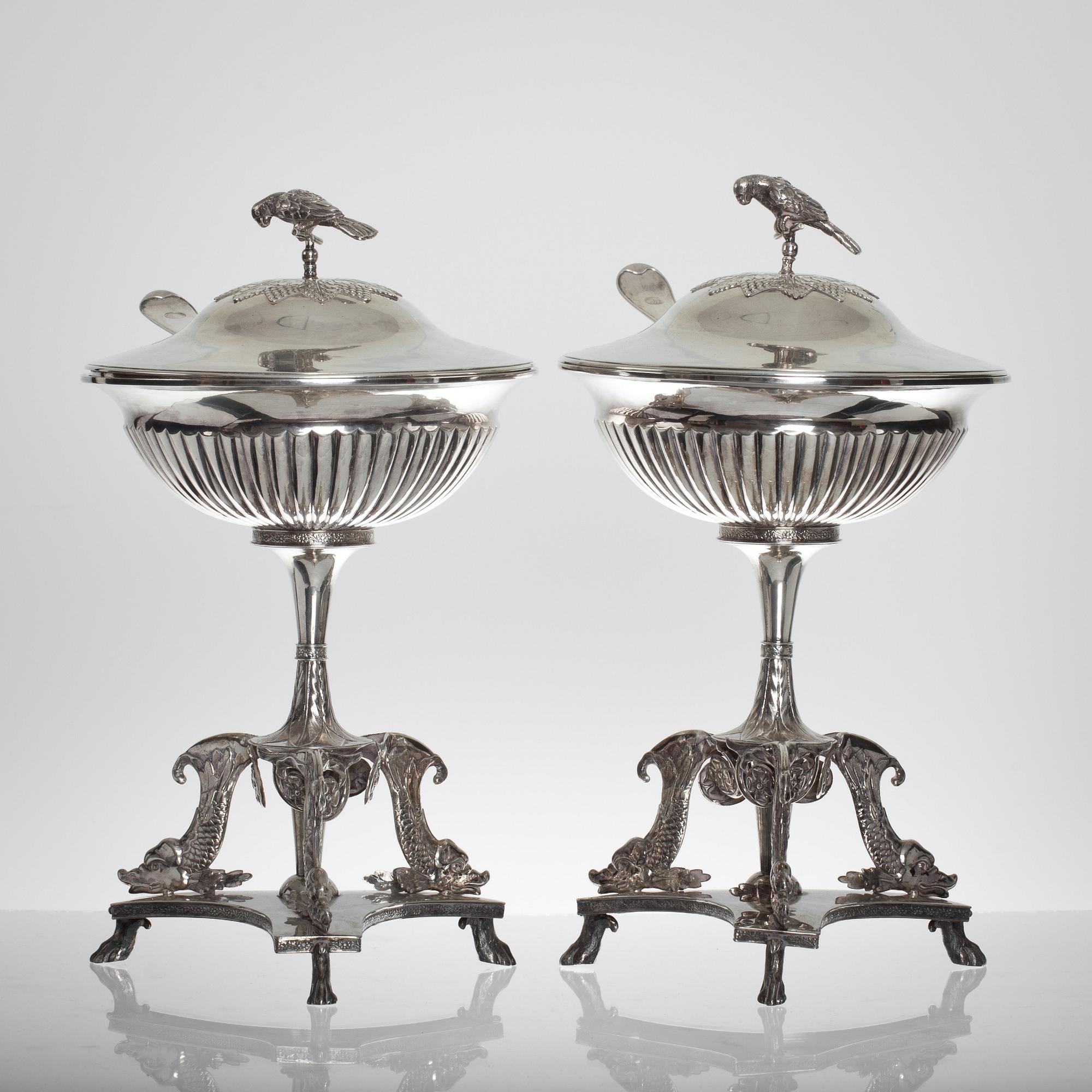 SOCKERSKÅLAR, ett par, silver, empire, Gustaf Folcker, 1826 och SOCKERSTRÖARE, 2 st, silver, 1700-tal. 1474+118 g.