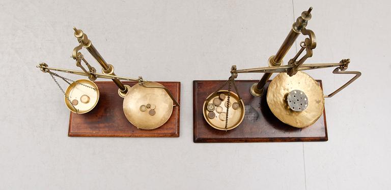 APOTEKSVÅGAR, 2 st, Gillard, Bath samt WT Avery, Birmingham, 1900-talets första hälft.