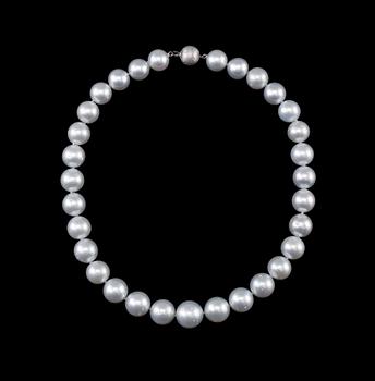 480. A NECKLACE, south sea  pearls 13 - 16 mm. Clasp with c. 0.08 ct. diamnonds in 14K white gold. Length 45 cm.