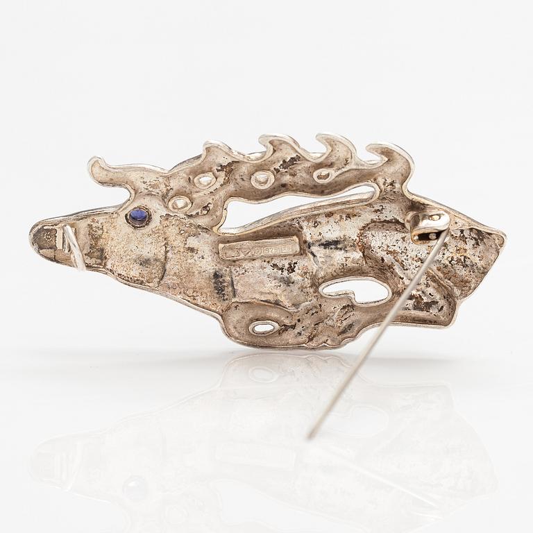 Kaisaleena Mäkelä, Brosch "Älgen", sterlingsilver, syntetisk spinell. Kalevala Koru, Helsingfors 1999.