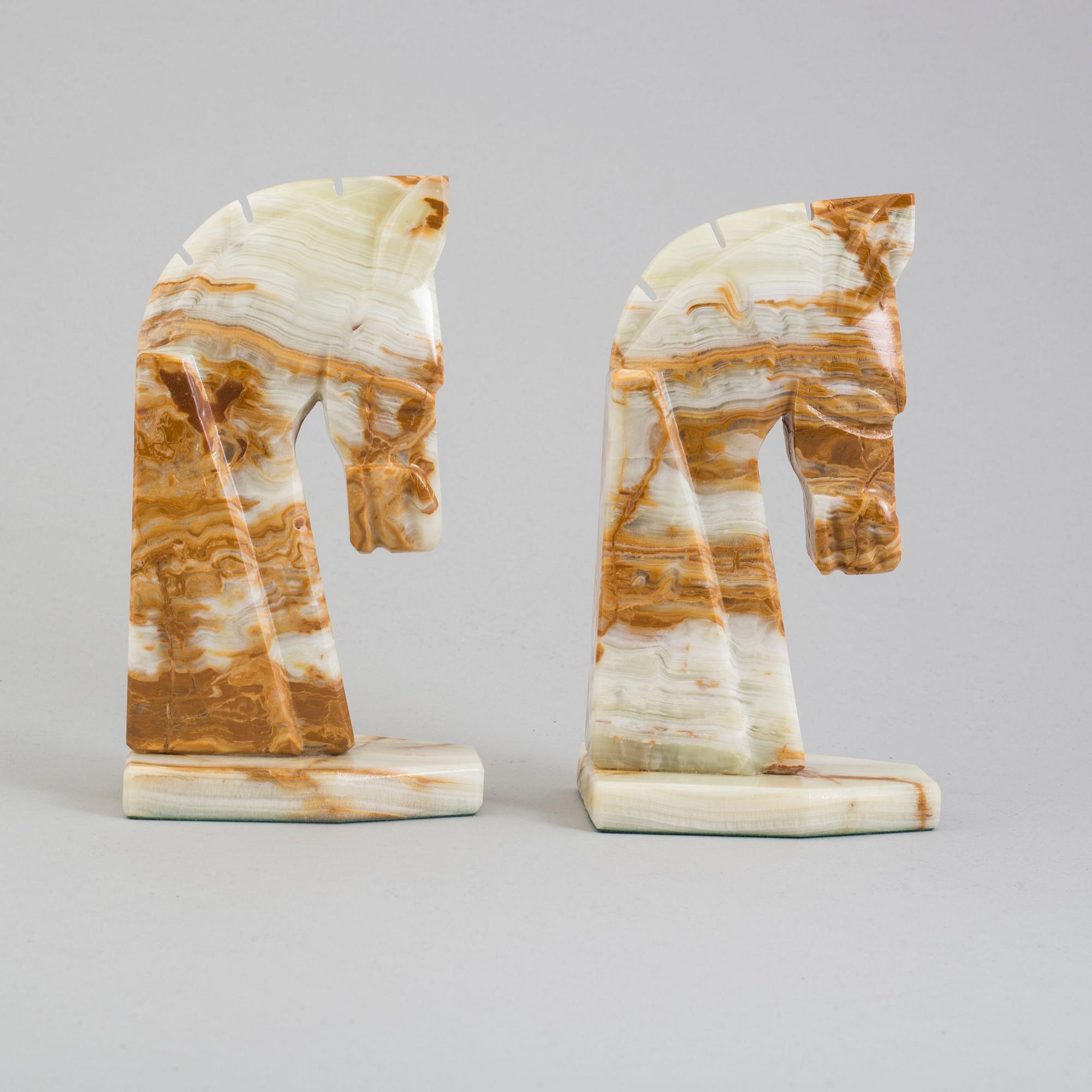 BOKSTÖD, ett par, av onyx i form av hästar, 1900-talets slut.