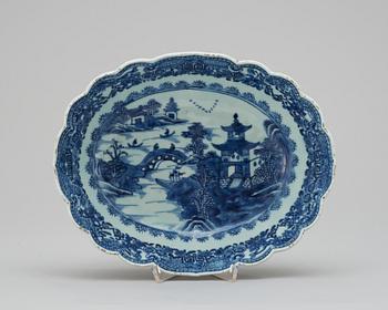 752. A blue and white bowl, Qing dynasty, Qianlong ( 1736-95).