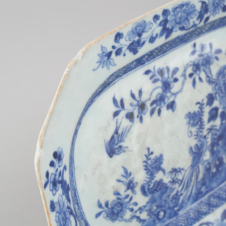 Two porcelain serving dishes from China, Qianlong (1736-1795).