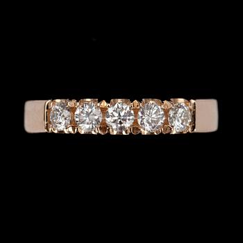 ALLIANSRING, guld 14K, 5 briljantslipade diamanter tot. 0,64 ct. Vikt 6,0 g. Intyg 207.