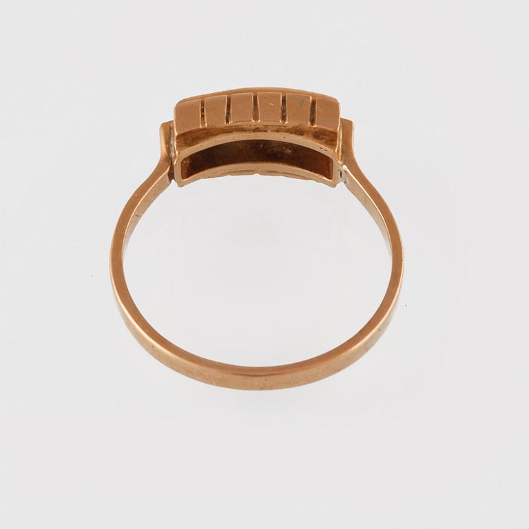 RING, 18K guld med 3 fasettslipade syntetiska spineller, troligtvis Hugo Grun & Co, Stockholm, 1955. Vikt 3,9 gram.