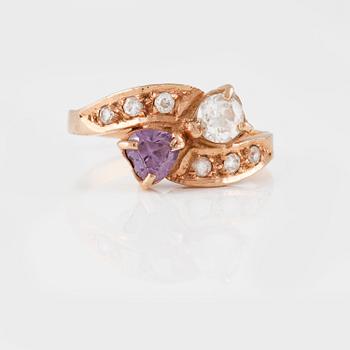 RING, 14K guld med fasettslipad paste. Vikt 2,9 gram.