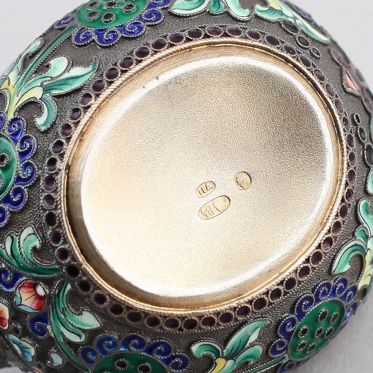 KOVSH SAMT SALTKAR, förgyllt silver, Ryssland, 1900-tal. Vikt ca 74 g.