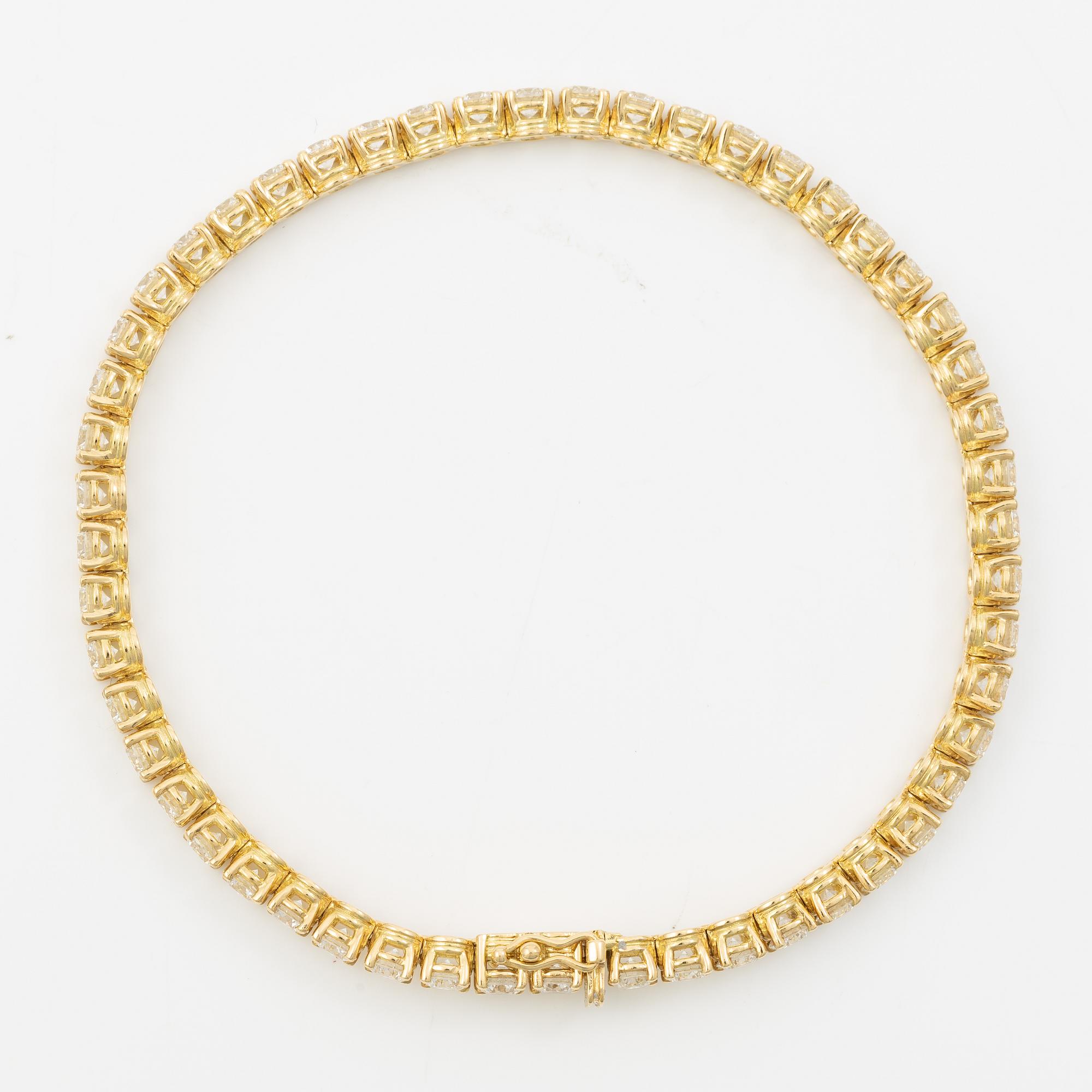 Tennis bracelet in 18K gold with round brilliant-cut diamonds.