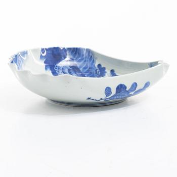 A blue and white porcelain dish, Japan, 19th century.