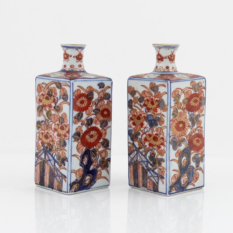 A pair of Imari vases, Japan, Edo (1603-1868).