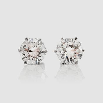 1172. A pair of diamond solitaire earstuds. 2.97 cts and 2.93 cts. Quality K/VVS1 according to HRD certificates.