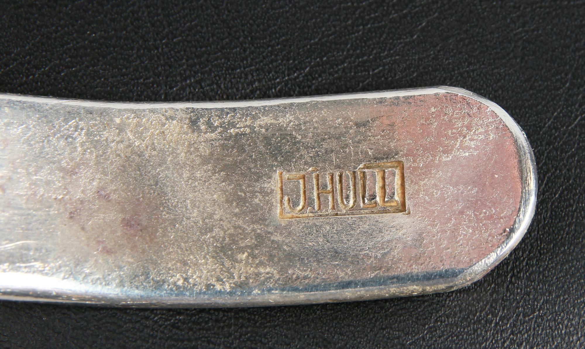 HALSBAND, nysilver. Sign JHULL.