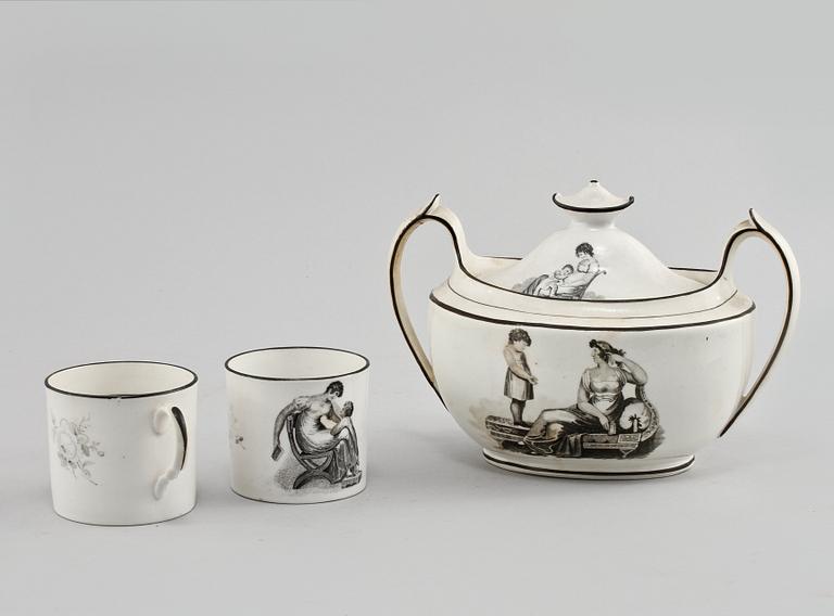 KAFFEKOPPAR, två st, samt SOCKERSKÅL, flintgods, troligen England, 1800-talets första hälft.