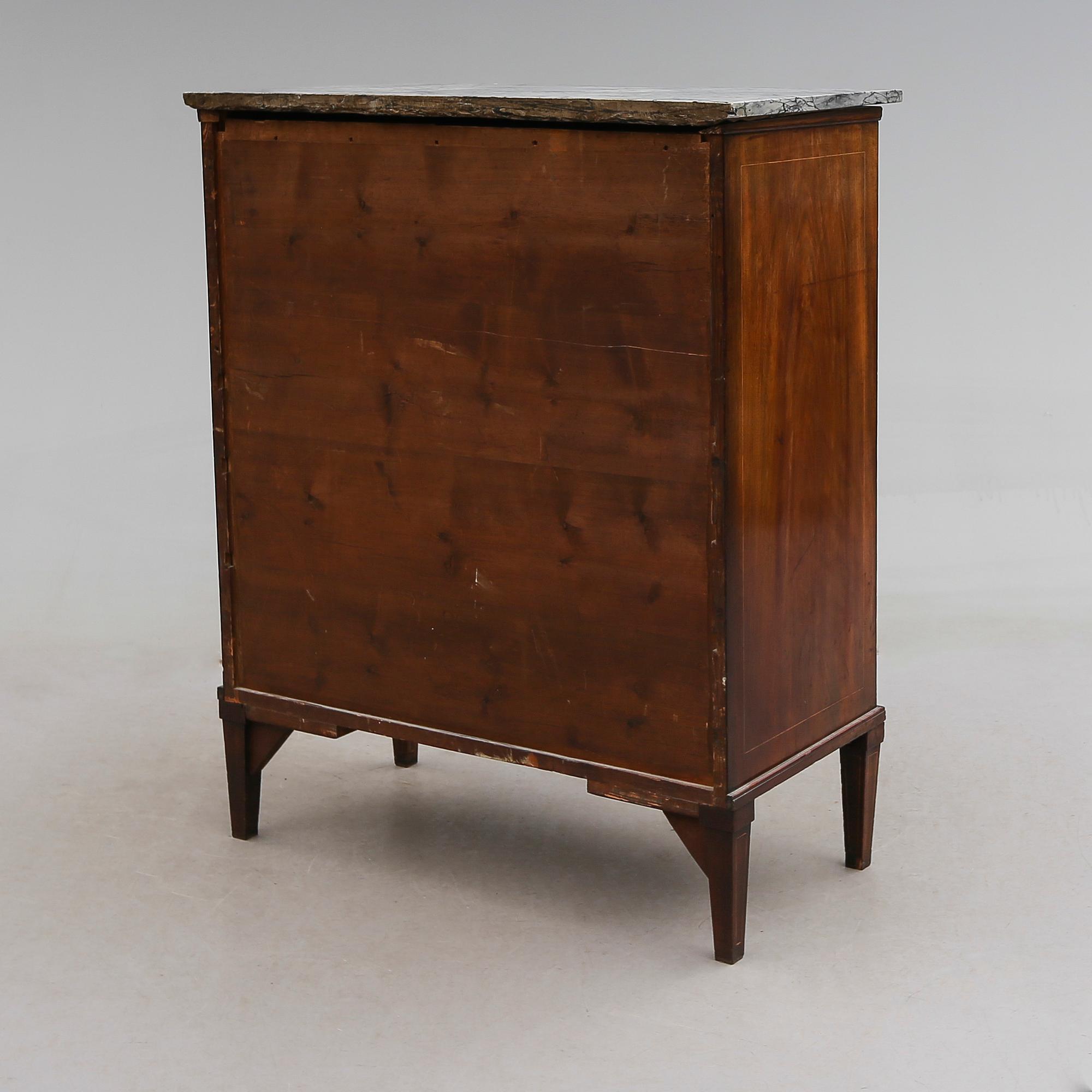 CHIFFONJÉ, sengustaviansk, tidigt 1800-tal.