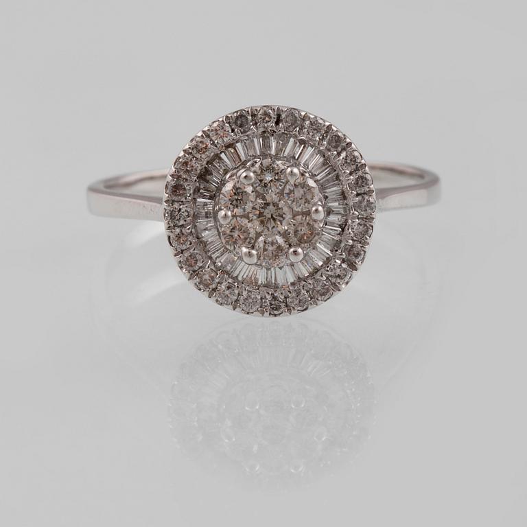 RING, 18K vitguld med briljant och baguettslipade diamanter ca 0.48 ct. Vikt 1,9 gram.
