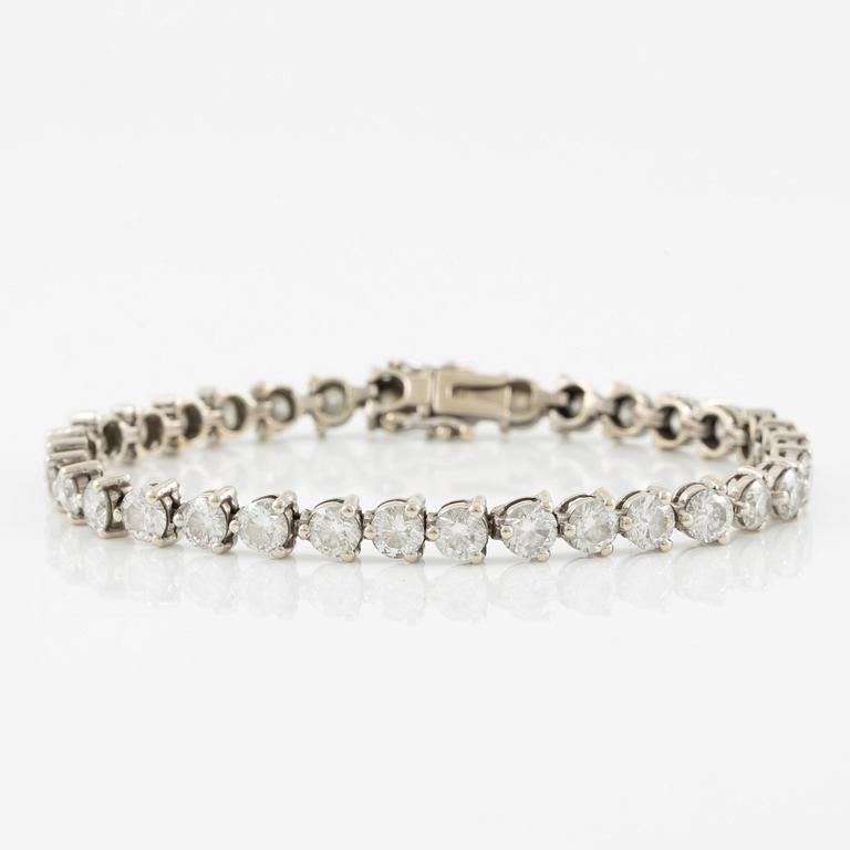 Tennis bracelet 18K white gold with round brilliant-cut diamonds.
