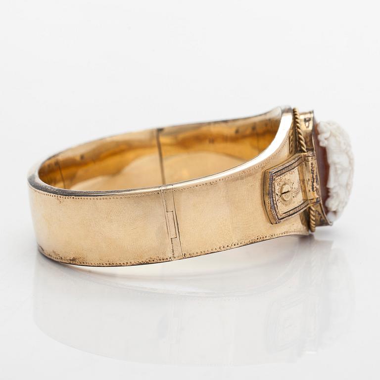 An 8K gold bracele with a cameo.